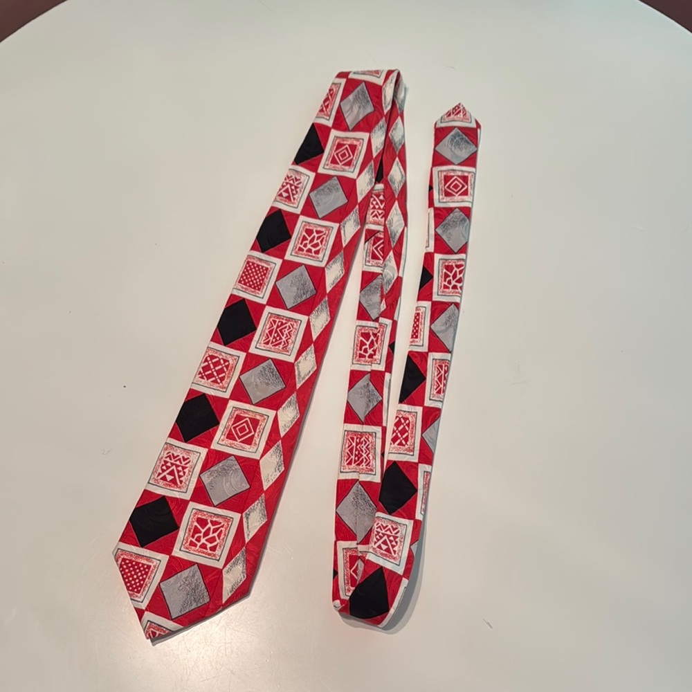 Geometric Red and Black Tie